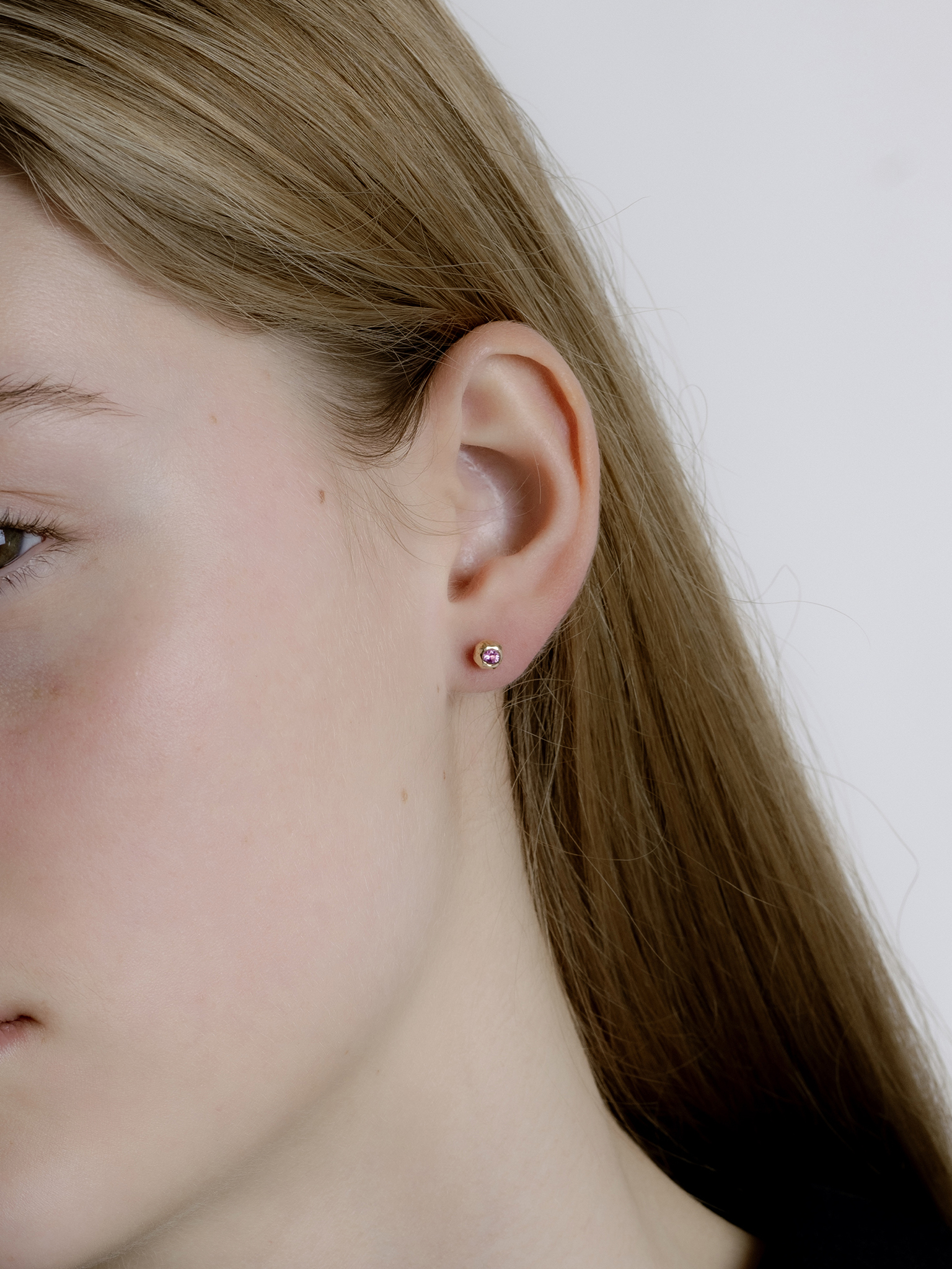 Ringo kula earrings in 18k yellow gold with 0,20ct pink sapphire